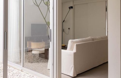 Wua Lai House | Private Contemporary House near Old Town