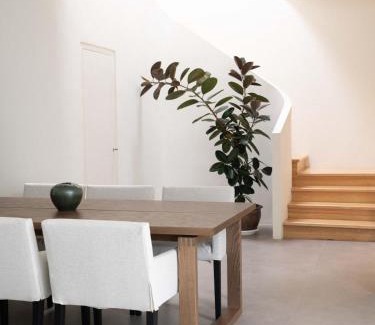 Wua Lai House | Private Contemporary House near Old Town