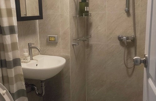 Silom Condo | Silom room with 2 Queen bed for 4 persons, 300 meter from BTS Chongnonsi station
