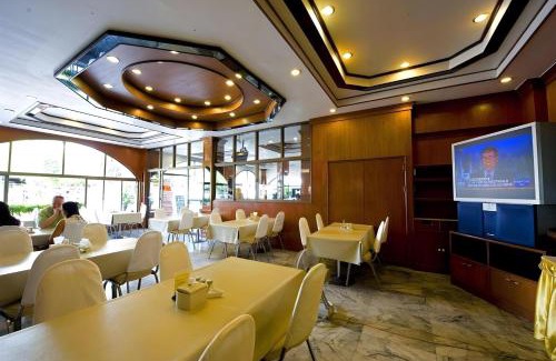 Wua Lai Hotel | Super OYO 1096 Winner Inn Hotel