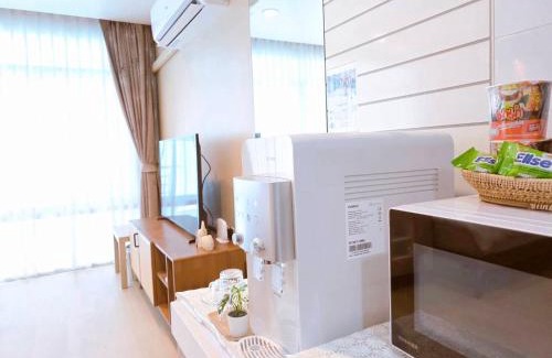 Ban Bang Saen Hotel | The beach bangsaen condo daily room Poolside