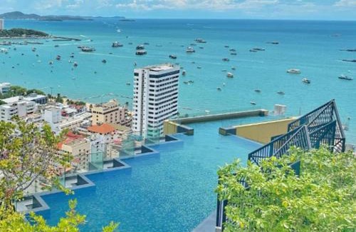 Pattaya Bay Apartment | The EDGE Central PATTAYA with Living Room & Infinity Pool