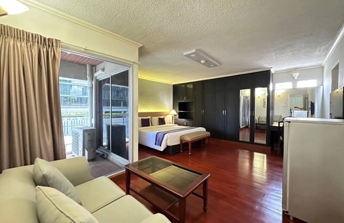 Yan Nawa Hotel | The Step Sathon