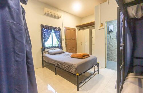 Ko Lanta Hostel | The Travelers Friend En Suite dorm room AC