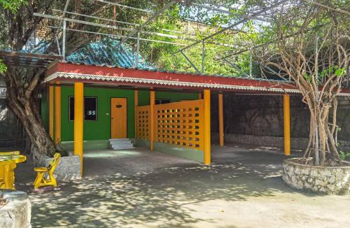 Sattahip Hostel | แฝดสามการ์เด้นท์รีสอร์ท