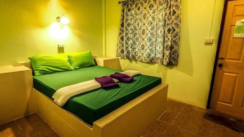 Sattahip Hostel | แฝดสามการ์เด้นท์รีสอร์ท