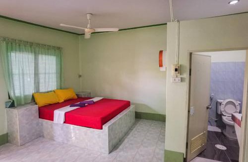 Sattahip Hostel | แฝดสามการ์เด้นท์รีสอร์ท