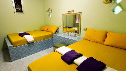 Sattahip Hostel | แฝดสามการ์เด้นท์รีสอร์ท