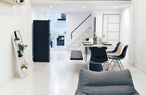 Silom House | 曼谷市中心 2分钟抵达silom mrt和bts 公共交通出行方便 5房5床11人 朱拉医院 尚泰Silom lumpini park bnh医院 曼谷一号