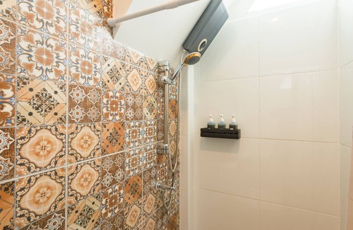Talat Noi Bed & Breakfast | 1 BD in Chinese Shophouse, Chinatown BKK