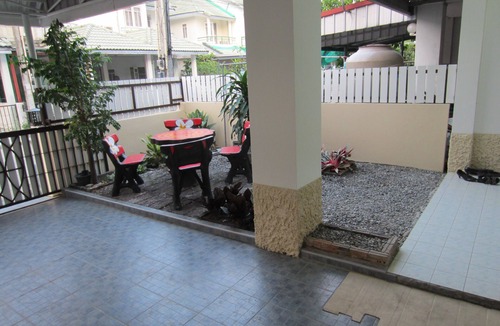 Rayong House | 10min. To beach: House Rayong Stadmitte: Park-like holiday complex with large pool