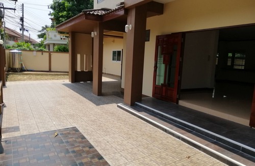 Ban Pong House | 175squarewah/newly renovated/90sqwah backyard/4bedrooms/3bathrooms