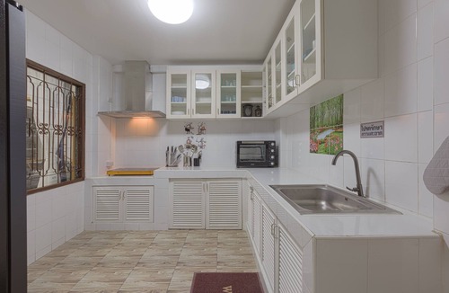 Nana House | 2 minutes walk to Asok BTS/MRT/Terminal 21 Sukhumvit 19. Best Location in BKK!