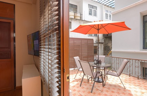 Nana House | 2 minutes walk to Asok BTS/MRT/Terminal 21 Sukhumvit 19. Best Location in BKK!