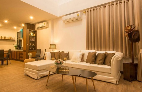 Khanong Phra House | 232 m² House ∙ 3 bedrooms ∙ 8 guests