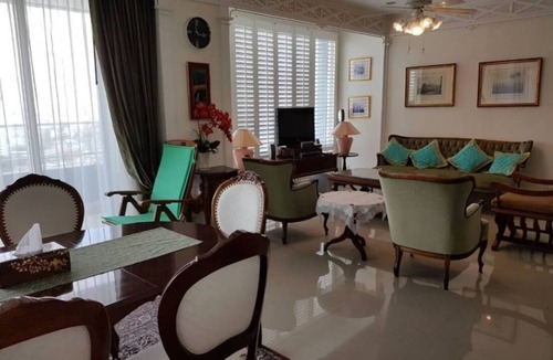 Bang Lamphu Lang Condo | 3-bedroom condo in wonderful Krung Thep Maha Nakhon with AC, WiFi