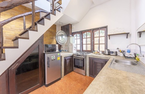 Koh Tao House | 3 Bedroom Stunning Two-story Private Pool Villa . Walk to the beach!