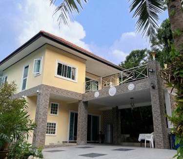 Si Racha Villa | 30 m² Villa ∙ 3 bedrooms ∙ 14 guests