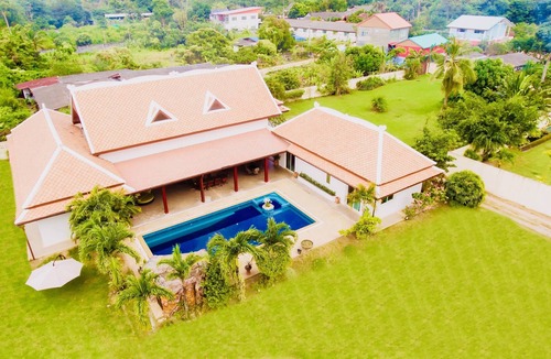 Nong Prue House | 4/5 BDR luxury Balinese villa with pool and jacuzzi