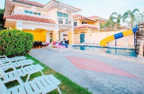Na Kluea Villa | 4 Bedroom Villa With Private Pool/ Walking Street 10 Minutes Ride Away!
