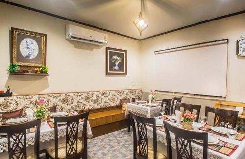 Bang Phlat Hotel | 45 m² Hotel ∙ 9 guests