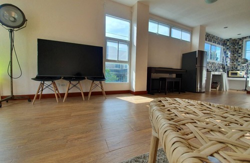 Chom Phon House | 4BR townhouse above 7-11, 10mins walk to trains, local food