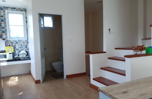 Chom Phon House | 4BR townhouse above 7-11, 10mins walk to trains, local food