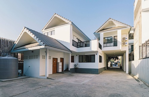 Wat Ket House | 5 minutes to Tha Pea 4BR Home with Art Space