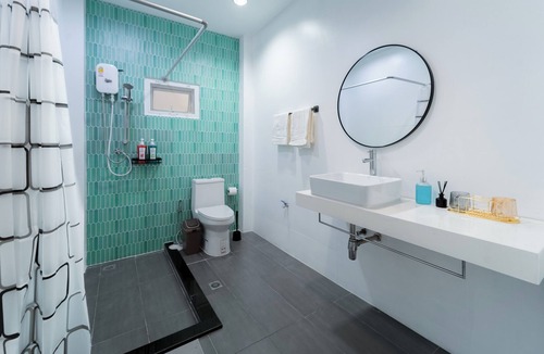 Phra Khanong Nuea House | 5 star Spacious & Bright 4BR House w/movie theater