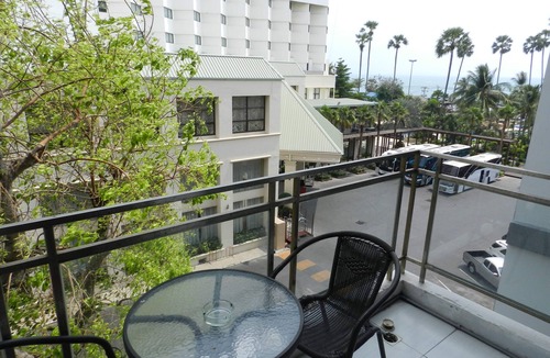 Jomtien Apartment | Apartment bedroom + living room.