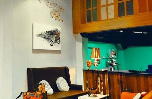 Suan Luang Hostel | Around The World Bed & Breakfast
