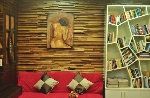 Suan Luang Hostel | Around The World Bed & Breakfast