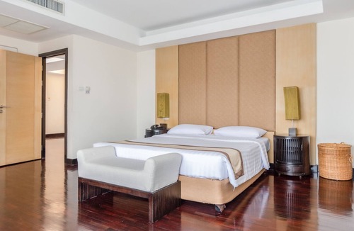 Samsen Nai Condo | Authentic Wooden 3BR near BTS Sanam Pao