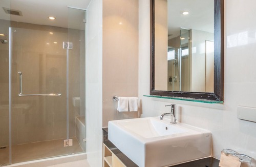 Samsen Nai Condo | Authentic Wooden 3BR near BTS Sanam Pao