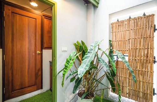 Pom Prap House | Baan Lek Tee 6 - Chinatown near Yaowarat and MRT