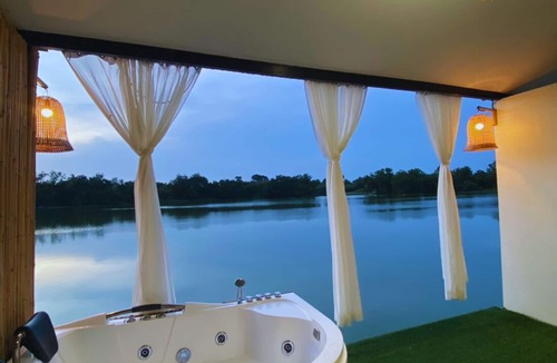 Chai Badan Resort | Baanrimnam Resort Lopburi