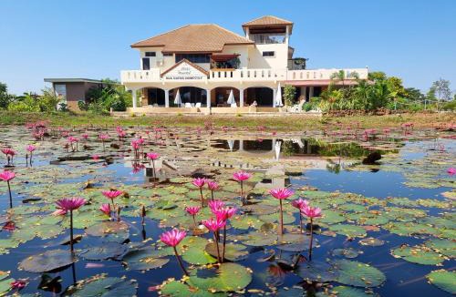 Kumphawapi Resort | Bua Daeng Homestay Resort
