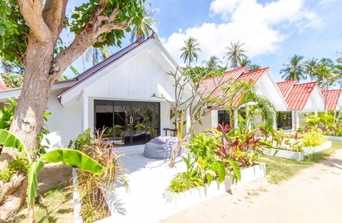 Koh Lan Ski Chalet | Bungalow - Sleeps 2 - Terrace - Beach Close