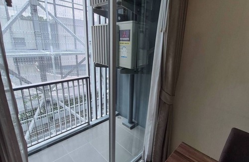 Khlong Toei Condo | Central Bangkok 2-Bedroom Condo with Pool, Gym & Parking – Rama 4