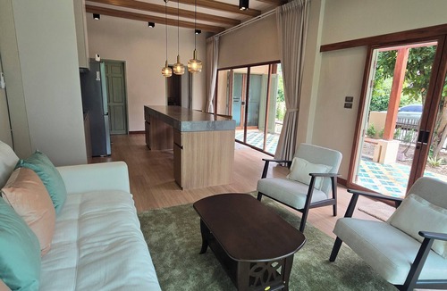 San Kamphaeng House | Charming 3-bedroom house with AC and WiFi in quaint Sankampang