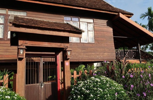 San Kamphaeng House | Charming Thai Lanna style house in the country side of Chiangmai.Relaxing garden