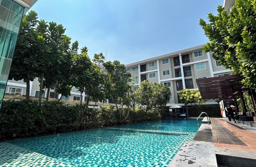 Khlong Luang Apartment | Chic 1-bedroom apartment with WiFi, fitness room in charming Tambon Khlong Song