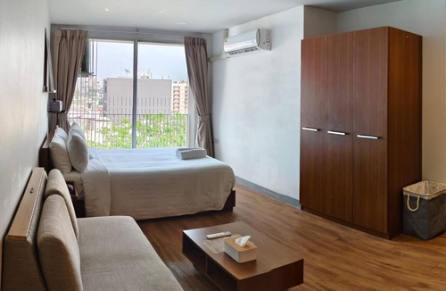 Khlong Tan Apartment | Chic Low Rise Studio with fitness room, WiFi in vibrant Thonglor-Ekamai