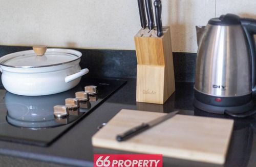 Wat Ket Apartment | Cozy 2-bedroom apartment with Balcony and Pool near Train Station