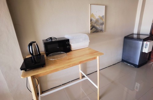 Nakhon Chai Si House | Cozy 2-bedroom building in tranquil Tambon Ngiu Rai with WiFi, AC