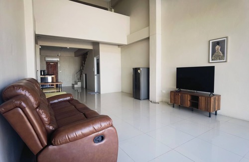 Nakhon Chai Si House | Cozy 2-bedroom building in tranquil Tambon Ngiu Rai with WiFi, AC