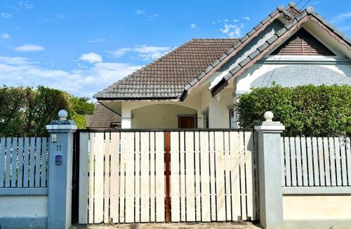 Tha Sala House | Cozy 3 BR house & green lawn near Airport & Old town
