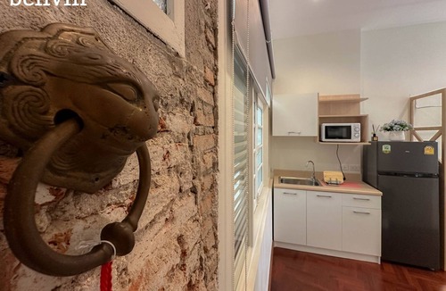 Pom Prap Apartment | Cozy and large bed. Working space, 350m to MRT and Chinatown
