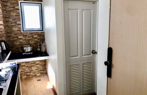 Din Daeng Apartment | Cozy City Studio with Fast WiFi & Balcony Views — 5 Minutes to MRT Metro!