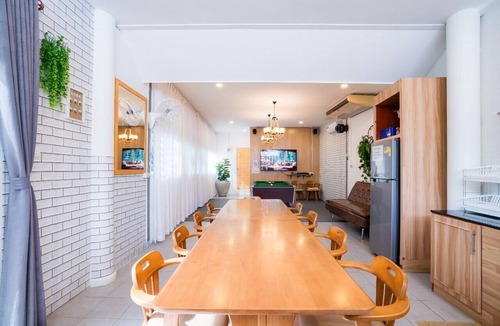 Central Pattaya Villa | Cozy gray garden